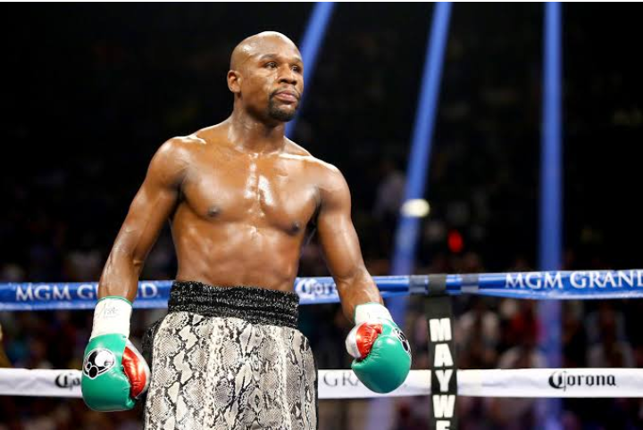 Floyd Mayweather show off lightening fast hands and defence after...