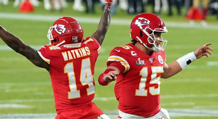 Why Sammy Watkins believes Aaron Rodgers is on 'a different level' than Patrick Mahomes.