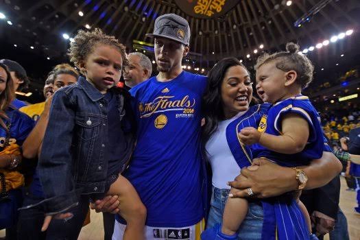 Look-Alike Daughter Forces Stephen Curry to...