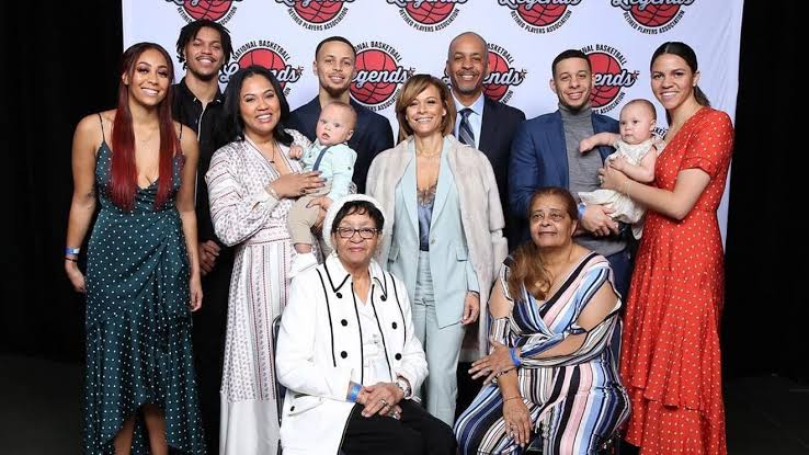 Stephen Curry's parents leave aside their...